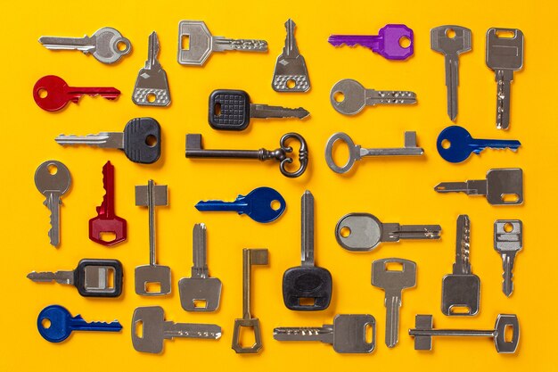 Diferentes tipos de llaves para duplicar colocadas en orden, vista superior