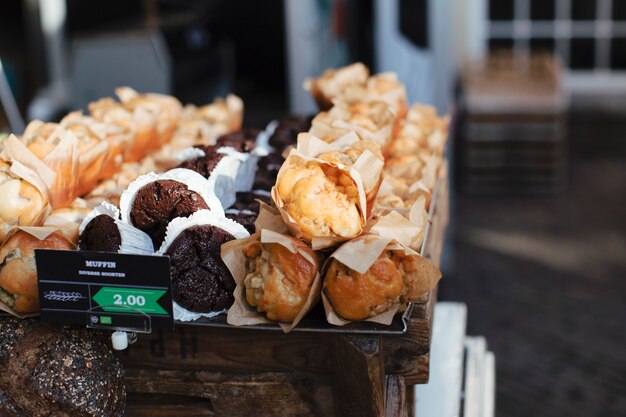 Diferentes tipos de muffins horneados en la bandeja.