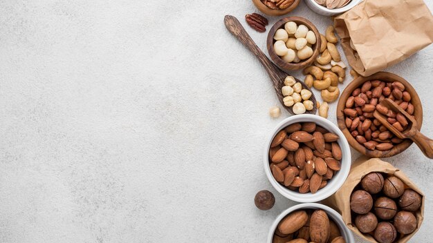 Diferentes tipos de nueces en cuencos espacio de copia