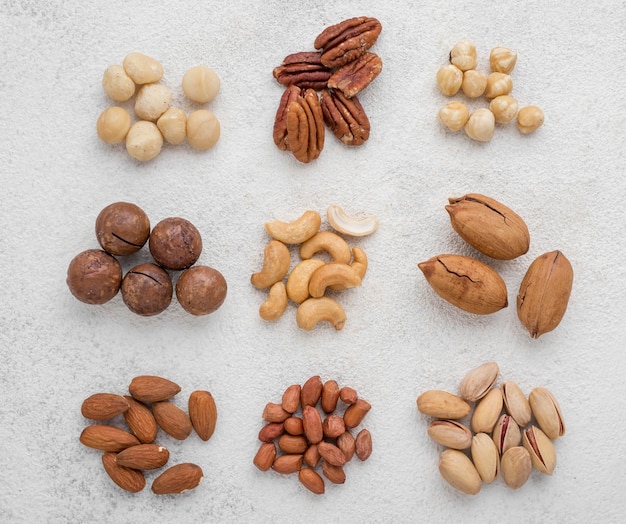 Diferentes tipos de nueces en pilas.