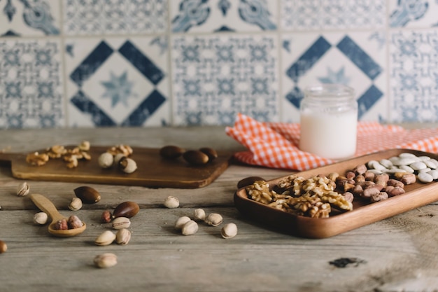 Diferentes tipos de nueces en tabla de madera