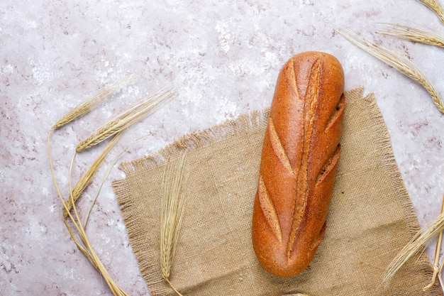 Diferentes tipos de pan fresco como fondo, vista superior