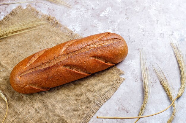 Diferentes tipos de pan fresco como fondo, vista superior