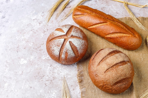 Diferentes tipos de pan fresco como fondo