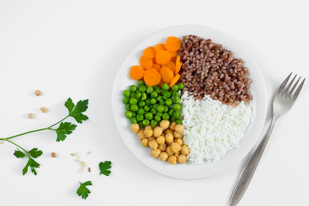 Diferentes tipos de papilla con verduras en el plato.