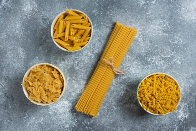 Diferentes tipos de pasta en gris.