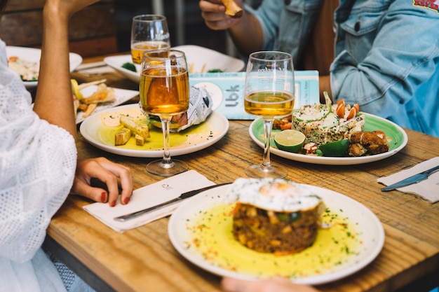 Diferentes tipos de platos en mesa