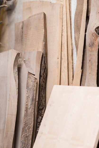 Diferentes tipos de tablas de madera en el taller.