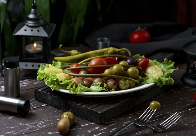 Diferentes tipos de turshu marinado, bayas y frutas.