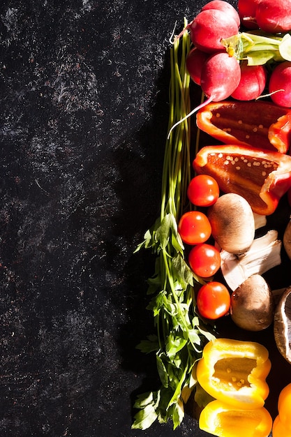 Diferentes tipos de vegetales orgánicos saludables sobre fondo de madera oscura. Copie el espacio disponible para el texto