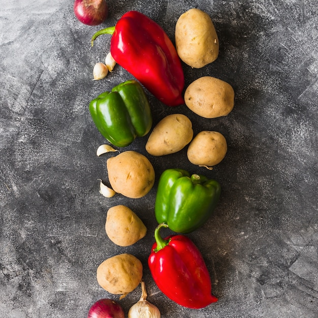 Diferentes tipos de verduras sobre fondo de hormigón teñido.