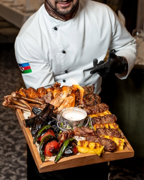 Diferentes variedades de kebab con verduras a la parrilla.