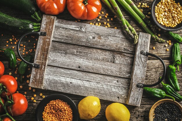 Diferentes vegetales sobre fondo de madera.