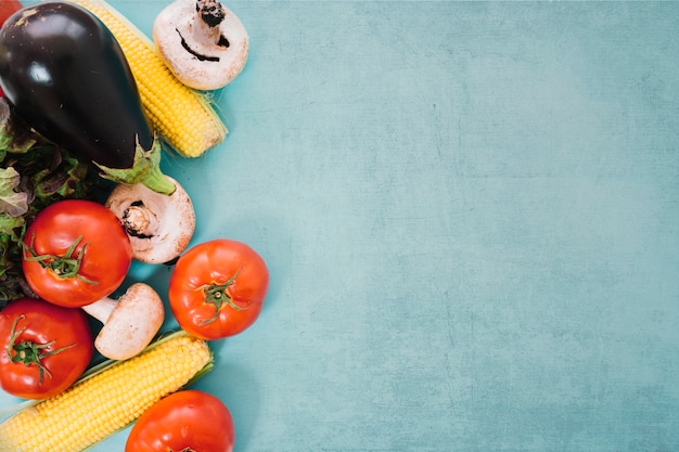 Diferentes verduras y espacio a la derecha