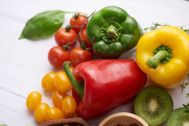 Diferentes verduras y frutas en la mesa. Vista superior plana.