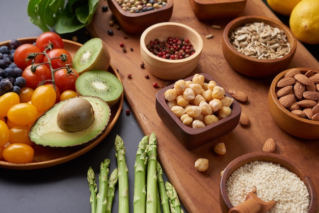 Diferentes verduras y frutos secos en la mesa. Vista superior plana.