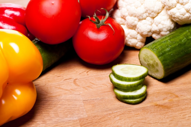 Diferentes verduras en mesa de madera