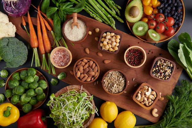 Diferentes verduras, semillas y frutas en la mesa. Dieta saludable. Vista superior plana.