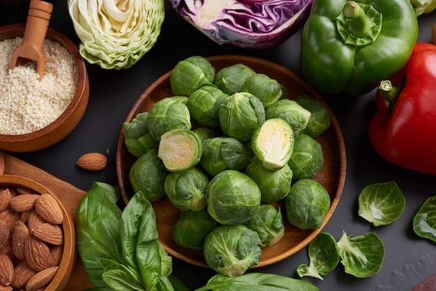 Diferentes verduras, semillas y frutas en la mesa. Vista superior plana.