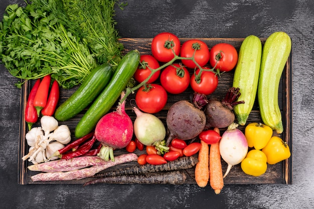 Diferentes verduras en tablero de madera