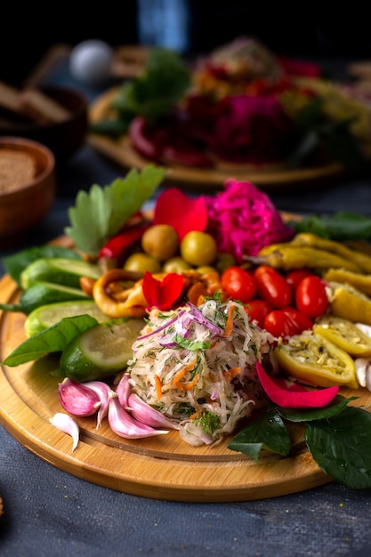 diferentes verduras tomates pimiento verde aceitunas y otras verduras en escritorio marrón