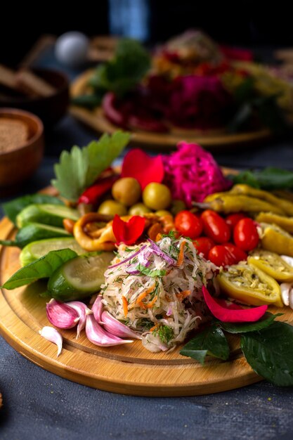 diferentes verduras tomates pimiento verde aceitunas y otras verduras en escritorio marrón