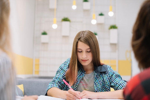 Diligent estudiante haciendo la tarea