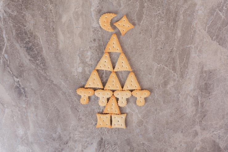 Foto gratuito diminutas galletas sabrosas en la mesa de mármol