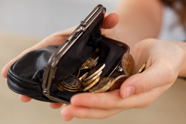 Dinero, finanzas. mujer con billetera