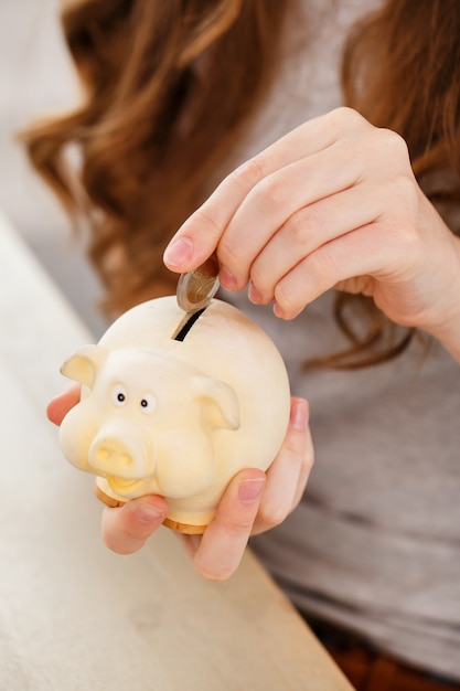 Dinero, finanzas. mujer con cerdito