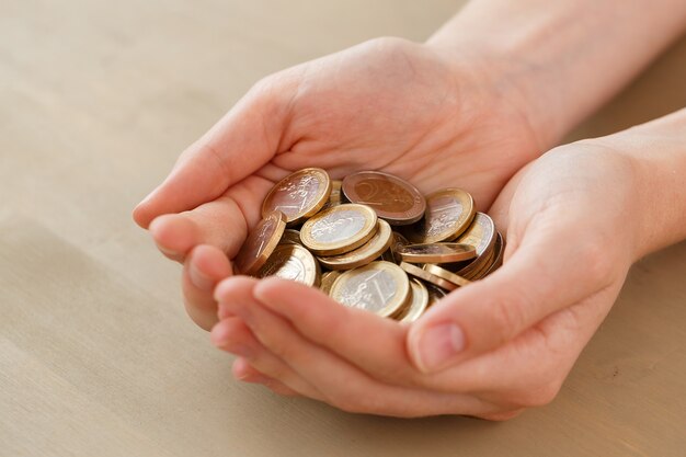 Dinero, finanzas. mujer con montón de monedas
