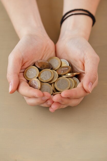 Dinero, finanzas. mujer con montón de monedas