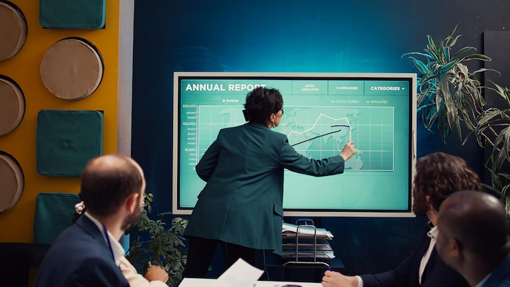 Foto gratuito director ejecutivo evaluando oportunidades para la expansión de las empresas