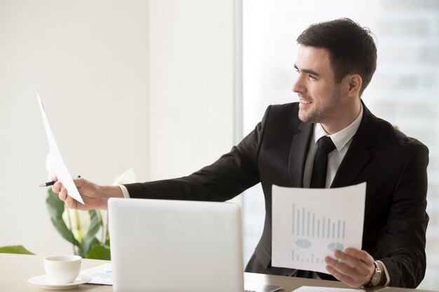 Director financiero feliz por buenas estadísticas