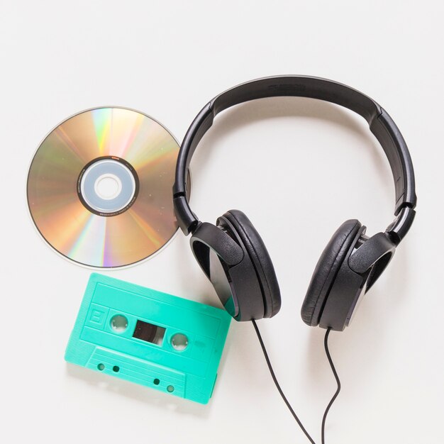 Disco compacto; cassette y auriculares en el fondo blanco