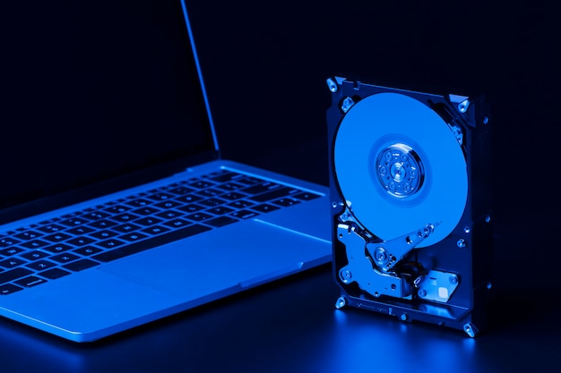 Foto gratuita disco duro con luz azul y ángulo alto portátil