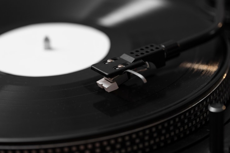 Foto gratuito disco de vinilo con composición de textura retro