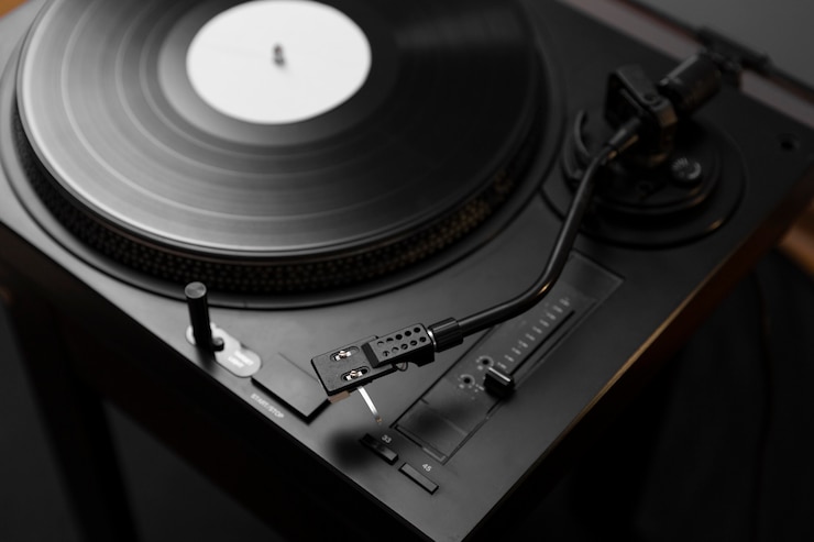 Foto gratuito disco de vinilo con composición de textura retro