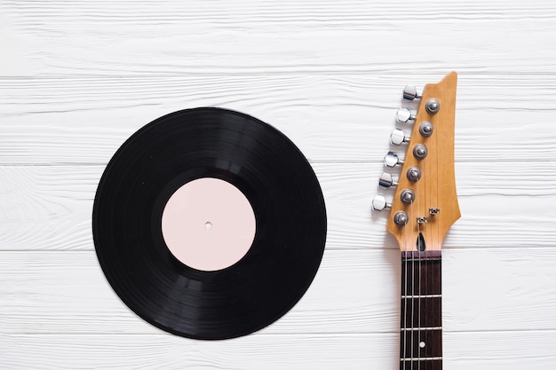 Disco de vinilo con guitarra