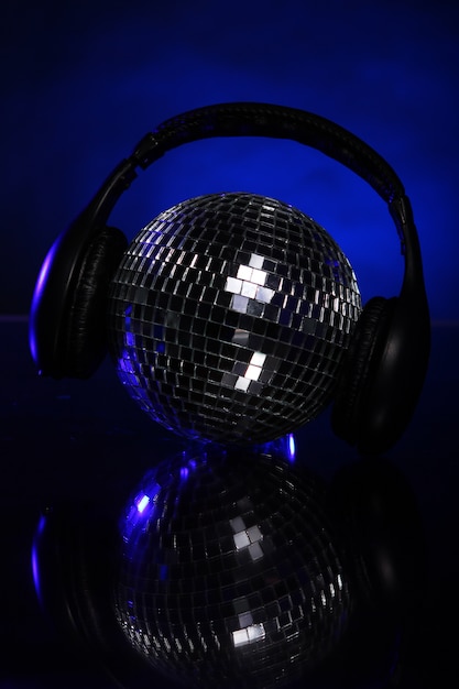 Foto gratuita discoball con auriculares en la parte superior