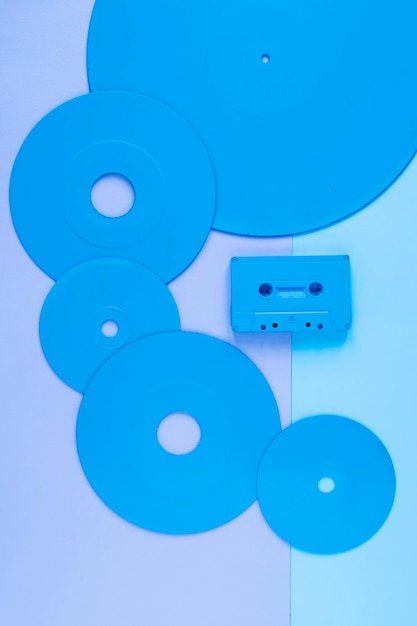 Foto gratuita discos cerca del cassette compacto