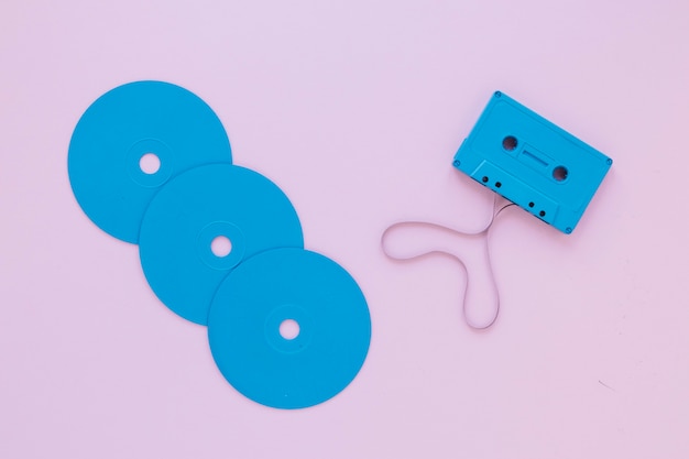 Discos compactos cerca de cassette