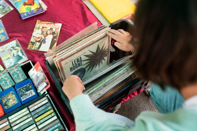 Discos viejos de alto ángulo en el mercado de segunda mano