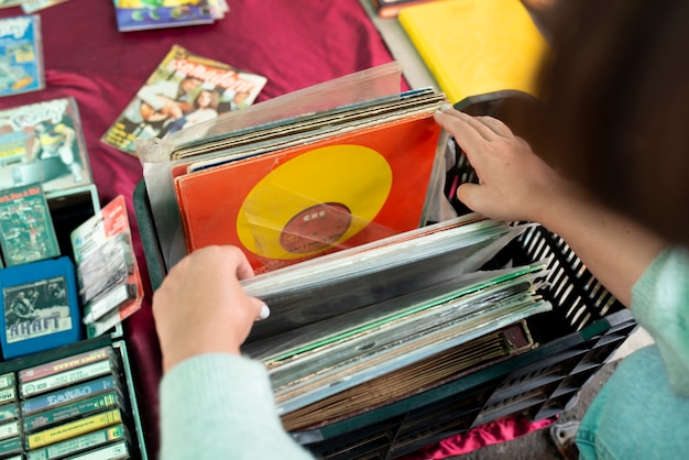 Discos vintage de alto ángulo en el mercado de segunda mano