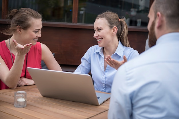 Discusión empresarial amistosa en el café