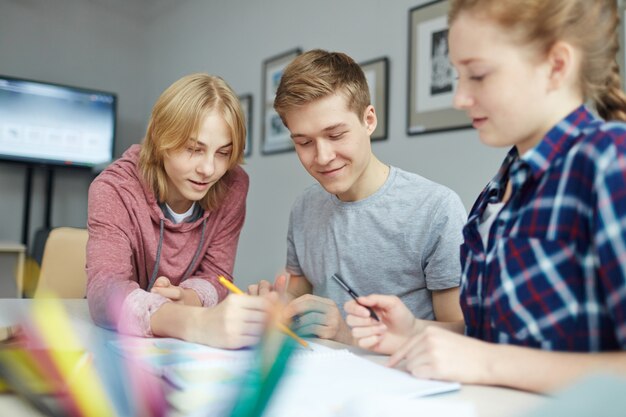 Discusión de estudiantes en casa.