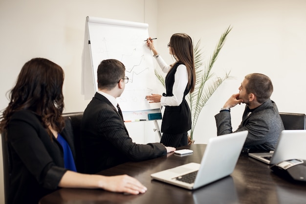 Foto gratuita discusión joven grupo busines formación