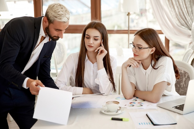 Discusión de trabajo con compañeros de trabajo sobre el desarrollo futuro de restaurantes.