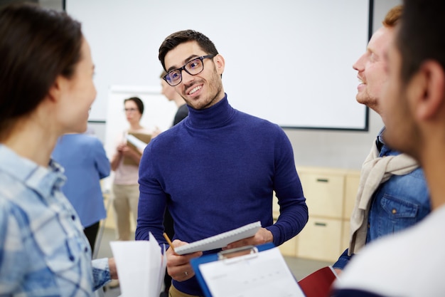 Foto gratuita discutiendo estrategias