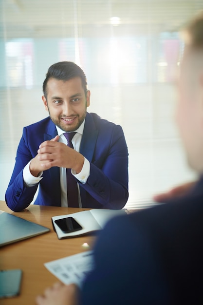 Foto gratuita discutiendo el plan de negocios